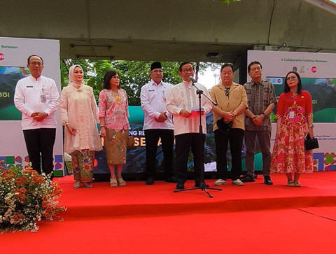Gubernur DKI Jakarta, Pramono Anung saat melakukan ground breaking revitalisasi Taman Semanggi, Jakarta Selatan, Jumat (20/2/2026). Foto: Jeni Ritanti/kumparan