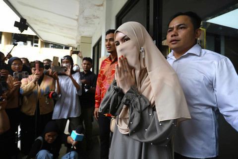 Wardatina Mawa menjalani pemeriksaan terkait laporan dugaan perzinaan di Direktorat PPA PPO Polda Metro Jaya, Jakarta, Jumat, (20/02/2025). Foto: Agus Apriyanto