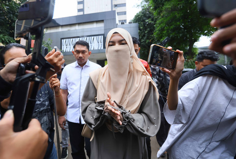 Wardatina Mawa menjalani pemeriksaan terkait laporan dugaan perzinaan di Direktorat PPA PPO Polda Metro Jaya, Jakarta, Jumat, (20/02/2025). Foto: Agus Apriyanto