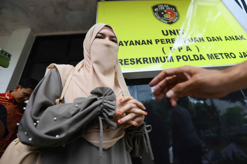 Wardatina Mawa menjalani pemeriksaan terkait laporan dugaan perzinaan di Direktorat PPA PPO Polda Metro Jaya, Jakarta, Jumat, (20/02/2025). Foto: Agus Apriyanto