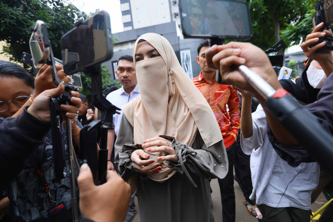 Wardatina Mawa menjalani pemeriksaan terkait laporan dugaan perzinaan di Direktorat PPA PPO Polda Metro Jaya, Jakarta, Jumat, (20/02/2025). Foto: Agus Apriyanto