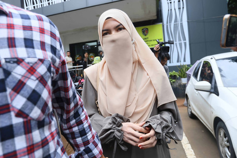 Wardatina Mawa menjalani pemeriksaan terkait laporan dugaan perzinaan di Direktorat PPA PPO Polda Metro Jaya, Jakarta, Jumat, (20/02/2025). Foto: Agus Apriyanto