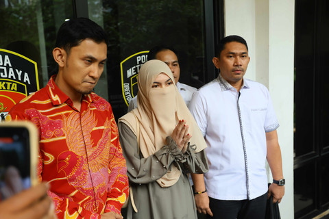 Wardatina Mawa menjalani pemeriksaan terkait laporan dugaan perzinaan di Direktorat PPA PPO Polda Metro Jaya, Jakarta, Jumat, (20/2/2025). Foto: Agus Apriyanto