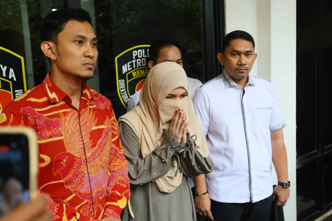 Wardatina Mawa menjalani pemeriksaan terkait laporan dugaan perzinaan di Direktorat PPA PPO Polda Metro Jaya, Jakarta, Jumat, (20/2/2025). Foto: Agus Apriyanto