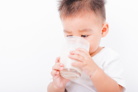 Ilustrasi anak minum susu. Foto: Sorapop Udomsri/Shutterstock