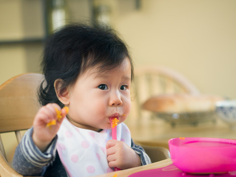 Ilustrasi anak makan MPASI. Foto: Maples Images/Shuttertsock