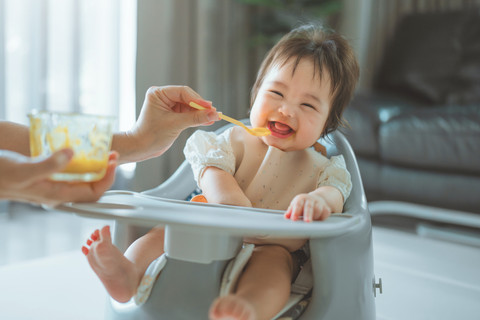 Ilustrasi bayi makan MPASI. Foto: oatawa/Shutterstock