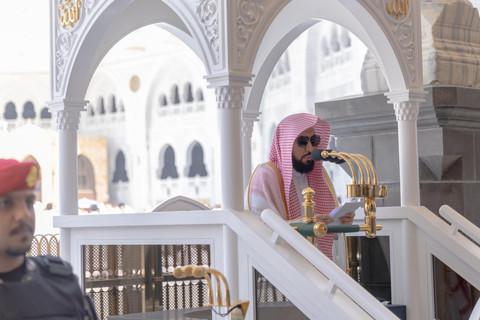 Imam sekaligus khatib Masjidil Haram, Syaikh Dr. Abdullah Al-Juhany membacakan khotbah pada salat Jumat perdana di bulan Ramadan, Jumat (20/2/2026). Foto: X/ @AlharamainSA