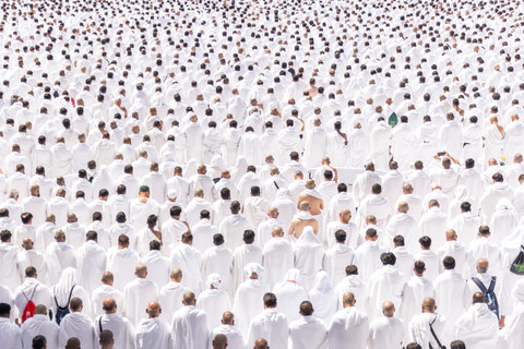 Salat Jumat perdana di bulan Ramadan di Masjidil Haram, Makkah, Jumat (20/2/2026). Foto: X/ @AlharamainSA