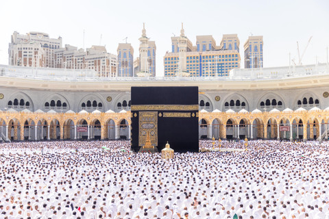 Salat Jumat perdana di bulan Ramadan di Masjidil Haram, Makkah, Jumat (20/2/2026). Foto: X/ @AlharamainSA