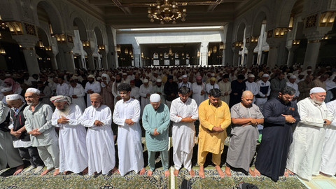 Jemaah dari berbagai bangsa salat Jumat di dalam Masjidil Haram pada awal Ramadan, 20 Februari 2026. Foto: X/@makkahregion