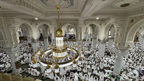 Jemaah salat Jumat di dalam Masjidil Haram pada awal Ramadan, 20 Februari 2026. Foto: X/@makkahregion
