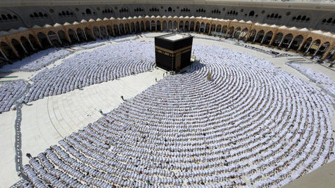 Salat Jumat di area mataf Masjidil Haram khusus untuk jemaah umrah pada awal Ramadan, 20 Februari 2026. Foto: X/@makkahregion