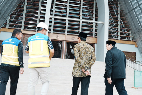 Menteri Agama Nasaruddin Umar meninjau pembangunan gereja besar di seberang Masjid Negara IKN. Foto: Dok. Instagram @nasaruddin_umar