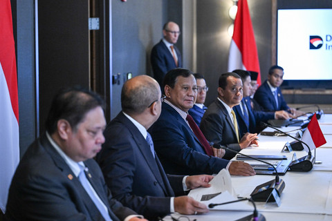 Presiden Prabowo Subianto (ketiga kiri) didampingi CEO Danantara Rosan Roeslani (kiri), Menlu Sugiono (ketiga kanan), dan Sekretaris Kabinet Teddy Indra Wijaya (kedua kanan) mengikuti forum bisnis di Washington DC, Amerika Serikat, Jumat (20/2/2026). Foto: Hafidz Mubarak A/ANTARA FOTO