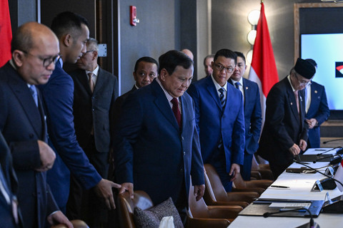 Presiden Prabowo Subianto (ketiga kiri) didampingi CEO Danantara Rosan Roeslani (kiri), Menlu Sugiono (ketiga kanan), dan Sekretaris Kabinet Teddy Indra Wijaya (kedua kanan) mengikuti forum bisnis di Washington DC, Amerika Serikat, Jumat (20/2/2026). Foto: Hafidz Mubarak A/ANTARA FOTO