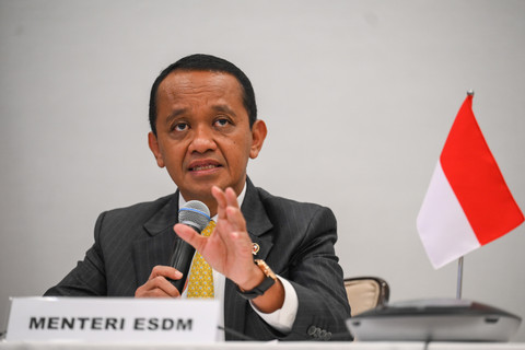 Menteri ESDM Bahlil Lahadalia bersama Sekretaris Kabinet Teddy Indra Wijaya dan Direktur Utama Pertamina Simon Aloysius Mantiri memberikan keterangan pers terkait perjanjian perdagangan timbal balik (ART) Indonesia-AS di bidang ESDM di Washington DC. Foto: Hafidz Mubarak A/ANTARA FOTO