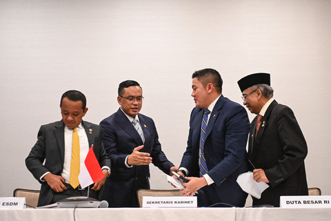 Menteri ESDM Bahlil Lahadalia bersama Sekretaris Kabinet Teddy Indra Wijaya dan Direktur Utama Pertamina Simon Aloysius Mantiri memberikan keterangan pers terkait perjanjian perdagangan timbal balik (ART) Indonesia-AS di bidang ESDM di Washington DC. Foto: Hafidz Mubarak A/ANTARA FOTO
