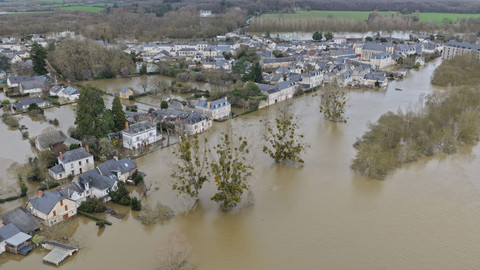 Sejumlah desa di wilayah barat daya Prancis terendam banjir setelah Sungai Garonne meluap, Kamis (20/2/2026), dengan sejumlah rumah terisolasi dan dikelilingi genangan air.   Foto: Damien Meyer/AFP