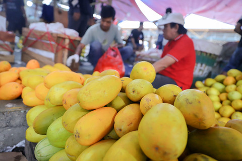 Pedagang menata timun suri di lahan parkir Pasar Induk Kramatjati, Jakarta, yang diubah menjadi tempat berdagang dadakan, Sabtu (21/2/2026). Foto: Jamal Ramadhan/kumparan