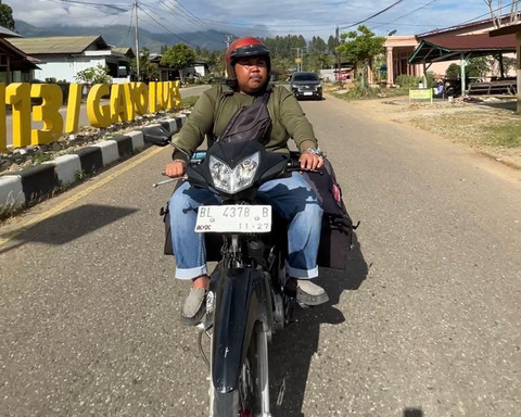 Paket diantar oleh kurir dari fasilitas Last Mile Blangkejeren ke lokasi pembeli, di Blangkejeren Kab Gayo Lues, Aceh, Jumat (13/2). Foto: Muhammad Fhandra/kumparan