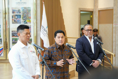 Menteri Pemuda dan Olahraga Republik Indonesia, Erick Thohir didampingi dengan Duta Besar Republik Indonesia untuk Malaysia, Raden Dato Mohammad Iman Hascarya Kusumo dan Presiden NOC Indonesia, Raja Sapta Oktohari di Kantor Kemenpora, Jumat (20/2). Foto: Dok. Kemenpora