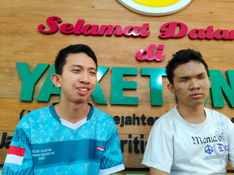 Egi Jordi (22 tahun, baju biru) dan Fajar Kustiyono (18 tahun, baju putih) dua anak didik Yayasan Kesejahteraan Tunanetra Islam (Yaketunis) Yogyakarta yang jadi guru ngaji untuk teman-temannya sesama tunanetra. Foto: Arfiansyah Panji Purnandaru/kumparan