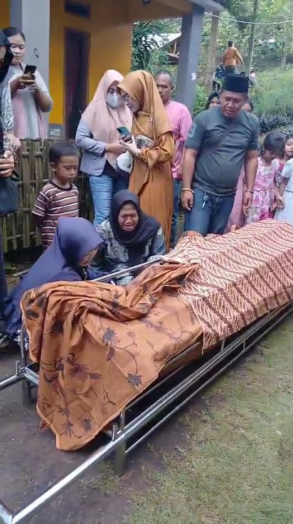 Jenazah NS, anak di Sukabumi yang meninggal dengan kondisi tubuh penuh luka, sebelum dimakamkan. Foto: Dok. Sukabumi Update