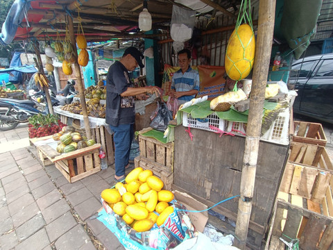 Pedagang timun suri yang berada di Pasar Palmerah, Jakarta Pusat pada Sabtu (21/2).  Foto: Ryan Iqbal/kumparan
