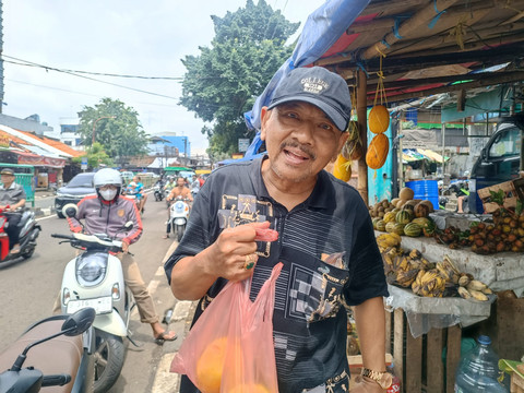 Asep (45) salah satu pedagang buah timun suri yang berada di Pasar Palmerah, Jakarta Pusat, Sabtu (21/2). Foto: Ryan Iqbal/kumparan