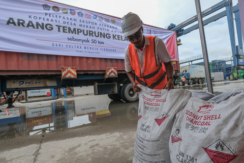 Petugas koperasi menata karung berisi sampel arang tempurung kelapa saat pelepasan ekspor perdana arang tempurung kelapa produksi Koperasi Desa Merah Putih (KDMP) Awunio di Pelabuhan Kendari New Port, Kendari, Sulawesi Tenggara, Sabtu (21/2/2026). Foto: Andry Denisah/ANTARA FOTO