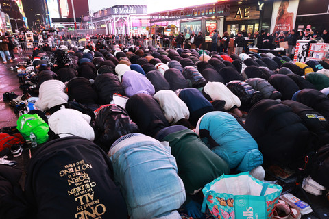 Umat Muslim berkumpul di Times Square untuk melaksanakan salat Tarawih selama bulan suci Ramadan di Times Square, New York City, AS, Jumat (21/2/2026). Foto: SPENCER PLATT/Getty Images Via AFP