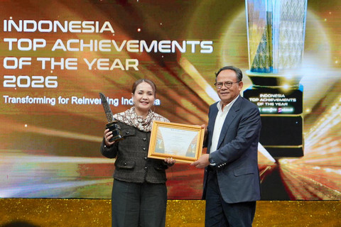 Kepala Divisi Layanan & Contact Center PT Pegadaian, Rinny A. Hadjoh (kiri) saat menerima penghargaan pada ajang Indonesia Top Achievements of the Year 2026, Jumat (20/2). Foto: Dok. Pegadaian