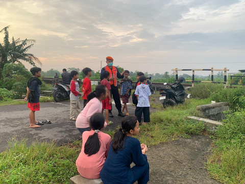 Ilustrasi anak-anak sedang ngabuburit di rel kereta. Foto: KAI Daop 6 Yogya