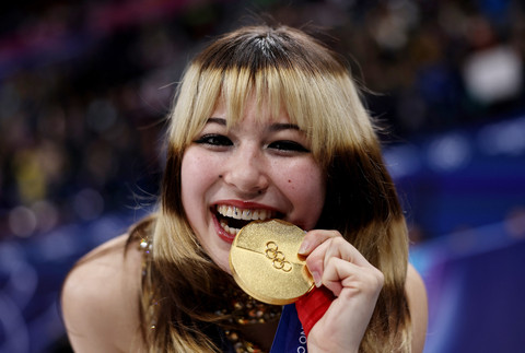 Peraih medali emas Alysa Liu dari Amerika Serikat merayakan kemenangannya setelah memenangkan Seluncur Tunggal Putri pada Olimpiade Milano Cortina 2026 di Arena Seluncur Es Milano, Milan, Italia, Kamis (19/2/2026). Foto: Amanda Perobelli/REUTERS