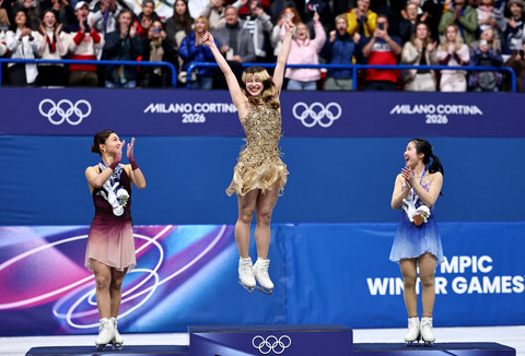 Peraih medali emas Alysa Liu dari Amerika Serikat merayakan kemenangan Seluncur Tunggal Putri bersama peraih medali perak dan perunggu pada Olimpiade Milano Cortina 2026 di Arena Seluncur Es Milano, Milan, Italia, Kamis (19/2/2026). Foto: Amanda Perobelli/REUTERS
