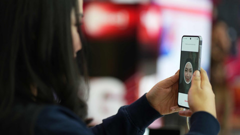 Registrasi tersedia di GraPARI dan laman tsel.id/registrasibiometrik dengan proses singkat, aman, dan sesuai standar perlindungan data pribadi. Foto: Dok. Telkomsel