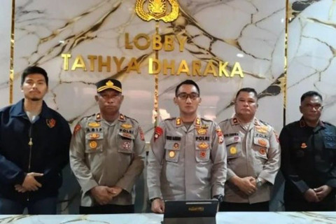 Kapolres Tual AKBP Whansi Des Asmoro, didampingi Kasat Reskrim, Kabagops Wakapolres, Danyon C Pelopor dan jajaran PJU Polres Tual saat konferensi pers di Lobby Tathya Dharaka, Sabtu (21/02/2026).  Foto: ANTARA FOTO