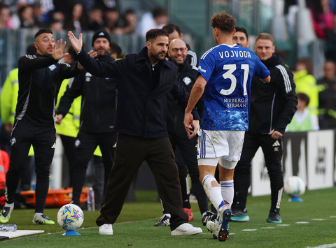 Mergim Vojvoda dari Como merayakan gol pertama mereka bersama pelatih Cesc Fabregas pada pertandingan Liga Italia antara Juventus vs Como di Stadion Allianz, Turin, Italia, Sabtu (21/2/2026). Foto: Ciro De Luca/REUTERS