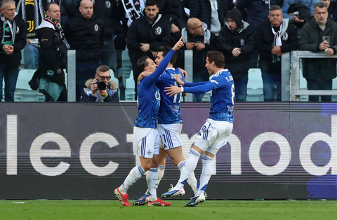 Maxence Caqueret dari Como merayakan gol kedua mereka bersama Anastasios Douvikas dan Sergi Roberto pada pertandingan Liga Italia antara Juventus vs Como di Stadion Allianz, Turin, Italia, Sabtu (21/2/2026). Foto: Ciro De Luca/REUTERS