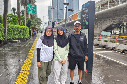 Erni (50), Alzena (13), dan Iwan (54), keluarga asal Yogyakarta yang sedang menikmati suasana CFD di kawasan Bundaran HI, Jakarta, Minggu (22/2/2026). Foto: Jeni Ritanti/kumparan