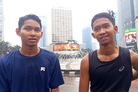 M. Hilmi (17) dan M. Abdul Faris (17), warga yang menikmati berolahraga di CFD sekitar kawasan Bundaran HI, Jakarta, Minggu (22/2/2026). Foto: Jeni Ritanti/kumparan