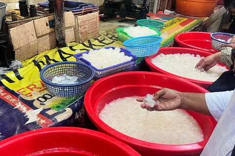 Suasana lapak pedagang kolang-kaling di Pasar Kramat Jati, Jakarta Timur, Minggu (22/2/2026). Foto: Nasywa Athifah/kumparan