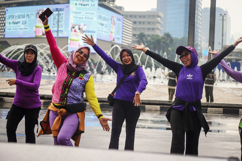 Warga menikmati suasana CFD dengan menggelar kegiatan senam bersama di kawasan Bundaran HI, Jakarta Pusat, Minggu (22/2/2026). Foto: Iqbal Firdaus/kumparan