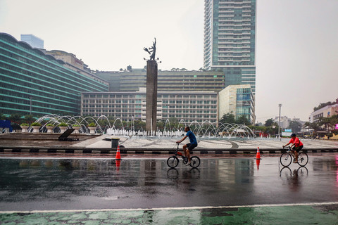 Warga menikmati suasana CFD dengan bersepeda di kawasan Bundaran HI, Jakarta Pusat, Minggu (22/2/2026). Foto: Iqbal Firdaus/kumparan