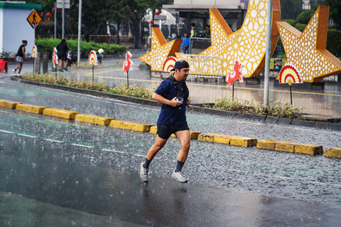 Warga menikmati suasana CFD dengan berlari di kawasan Bundaran HI, Jakarta Pusat, Minggu (22/2/2026). Foto: Iqbal Firdaus/kumparan