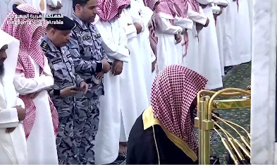 Syekh Saleh Al-Maghamsi memimpin salat Isya di Masjid Nabawi, Sabtu (21/2/2026). Foto: YouTube/SaudiSunnahTv