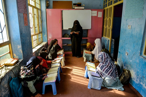 Dilarang Sekolah oleh Taliban, Perempuan Afghanistan Dirikan Klub Buku Rahasia. Foto: Sanaullah SEIAM / AFP