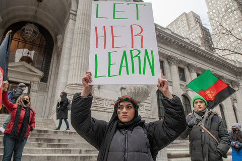 Dilarang Sekolah oleh Taliban, Perempuan Afghanistan Dirikan Klub Buku Rahasia. Foto: Roy De La Cruz/Shutterstock