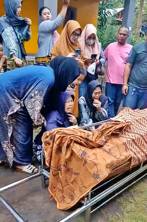 Keluarga menangis di hadapan jenazah NS, anak di Sukabumi yang tewas diduga dianiaya ibu tiri. Foto: Dok. Sukabumi Update